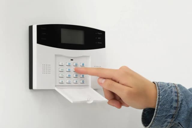 Jak wyłączyć alarm przeciwpożarowy w domu bez ryzyka i problemów