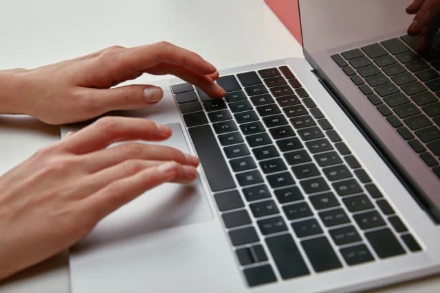 Jak naprawić myszkę w laptopie - skuteczne sposoby na problemy z touchpadem Jak naprawić myszkę w laptopie - skuteczne sposoby na problemy z touchpadem