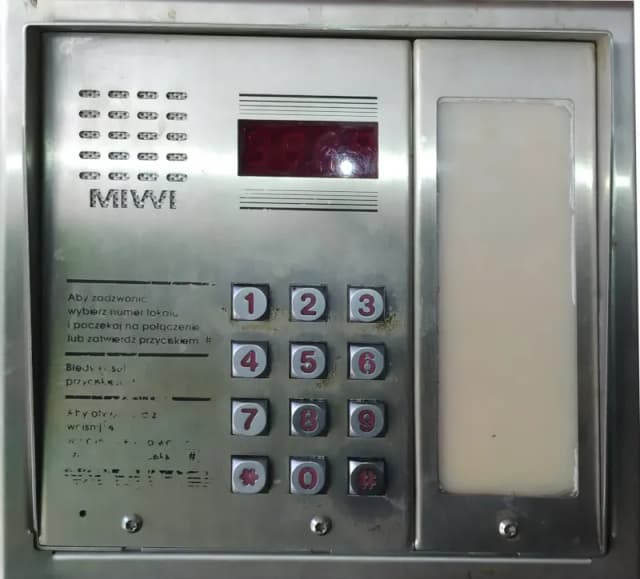 Nie ma uniwersalnego kodu do domofonu – poznaj prawdę o dostępie