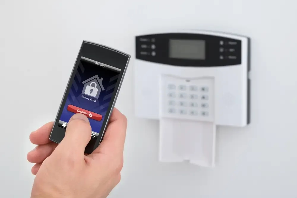 Czy warto instalować alarm w domu? Oto kluczowe korzyści i wady