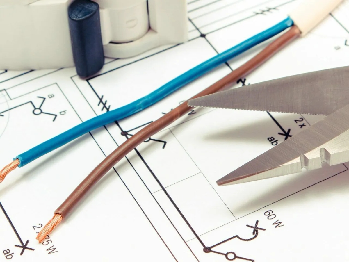 Brązowy kabel to plus czy minus? Odkryj prawdę o instalacjach elektrycznych